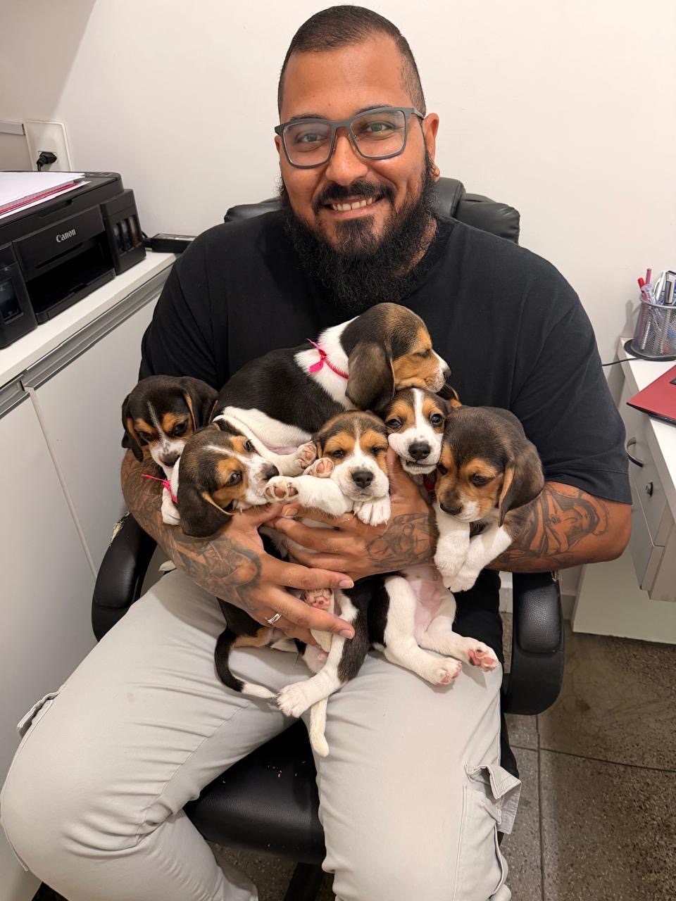 Dr. Pedro Henrique com filhotes de cães dentro da Clínica Veterinária Lobo Guará.