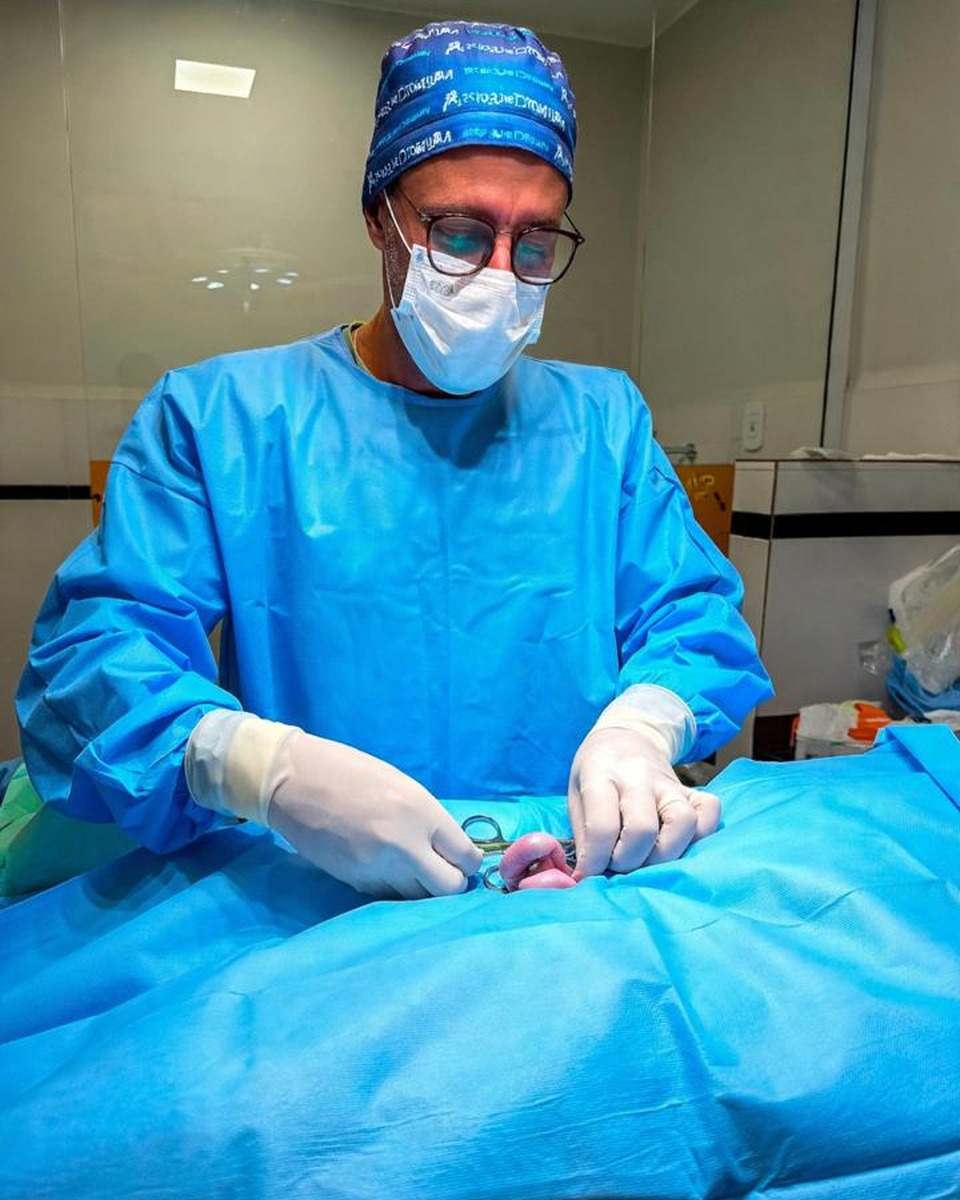 Dr. Douglas Henrique durante procedimento cirúrgico.
