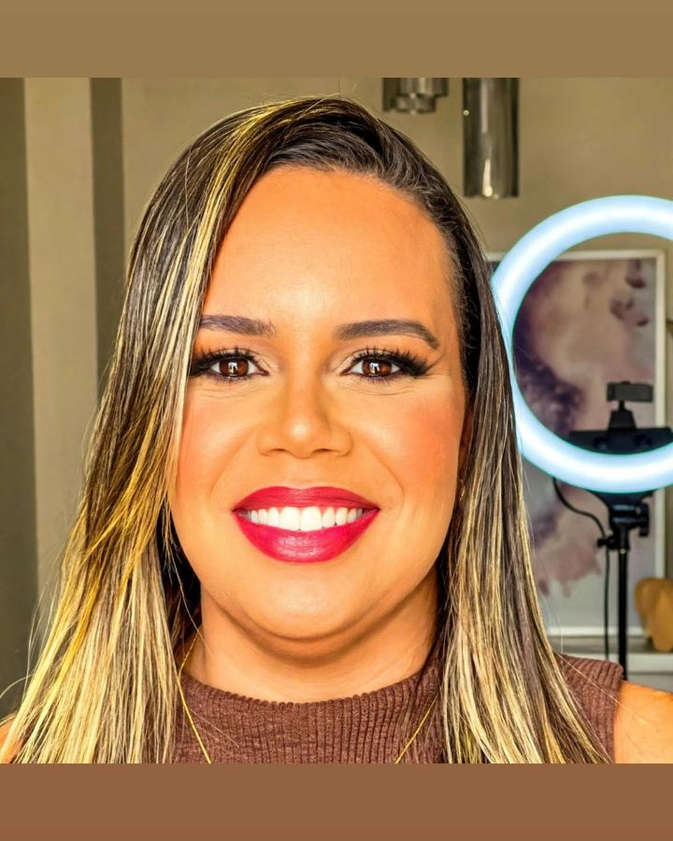 Dra. Glaucia Pereira em retrato profissional.
