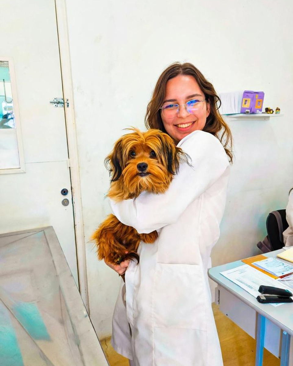 Dra. Maria Izabel segurando um cão no colo.