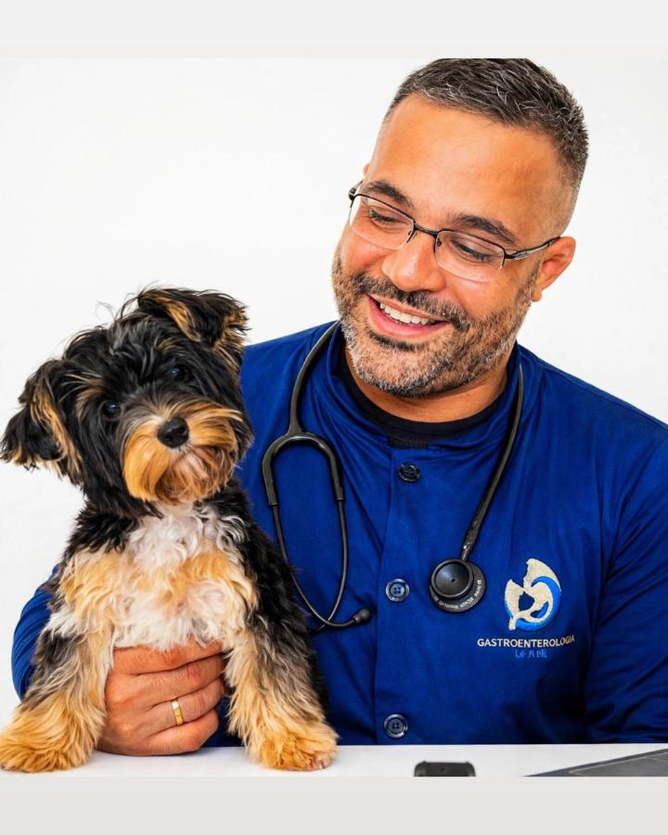 Dr. Matheus Marlon com um cão pequeno.