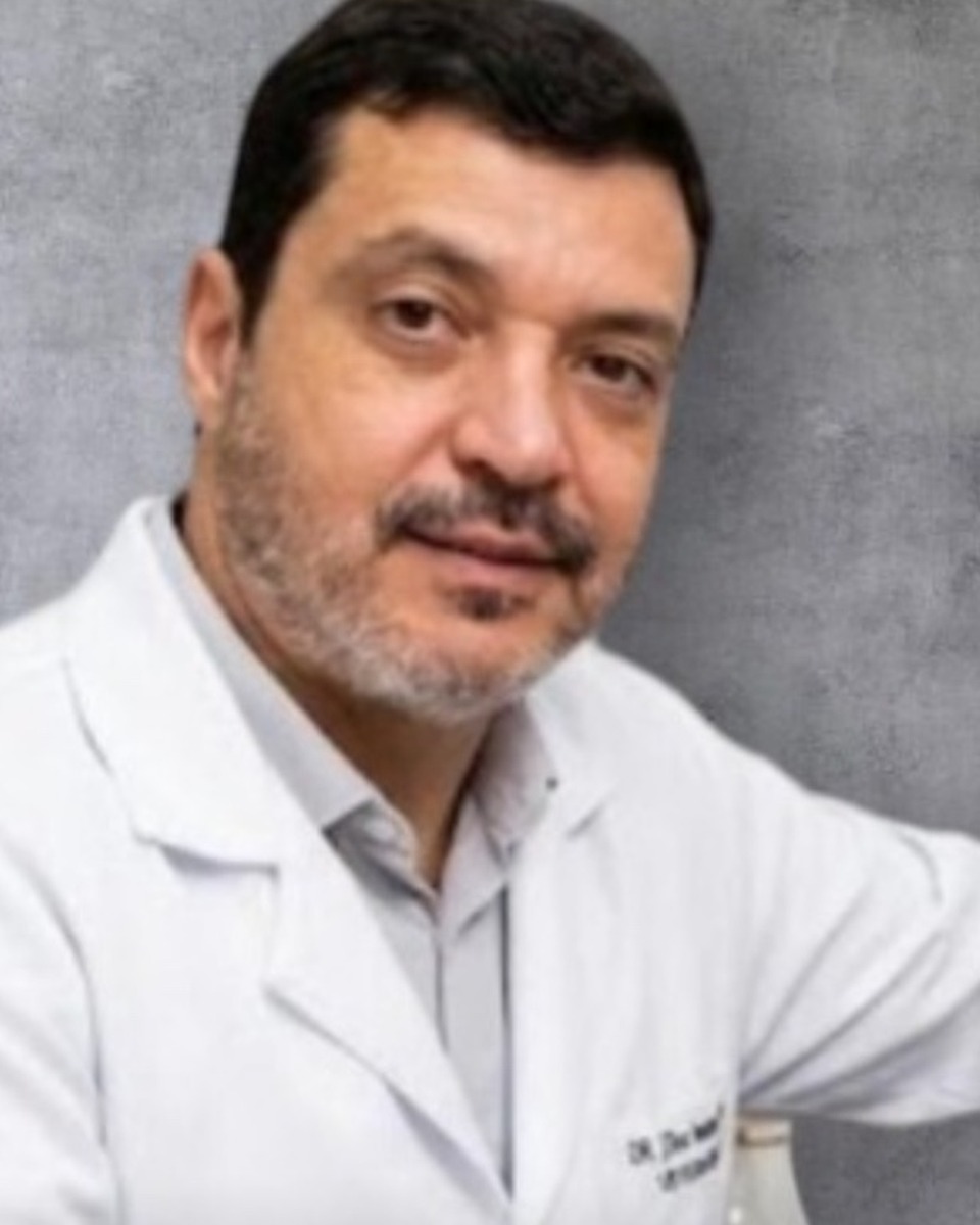 Dr. Rômulo Sousa em retrato profissional.